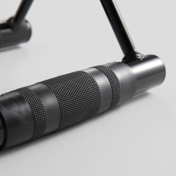 Close up on the non-slip rubberised finish on the Narrow grip low row handle by Phoenix Fitness